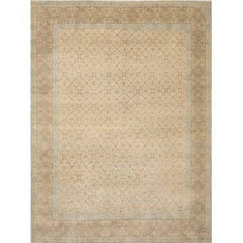 Beżowy dywan z klasycznym wzorem