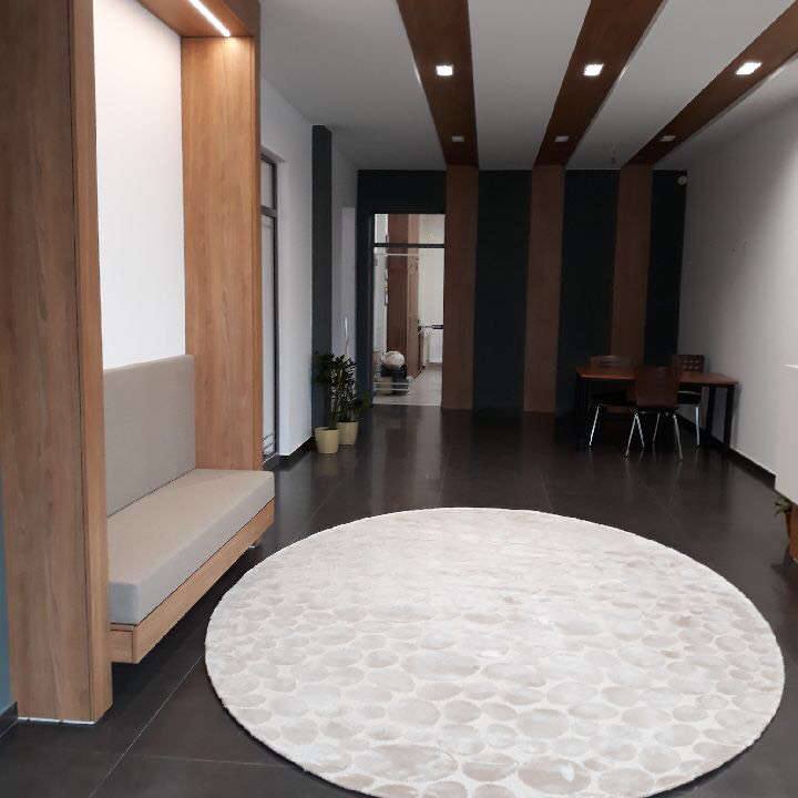 szary, imitujący kamienną podłogę dywan, wykonany według projektu