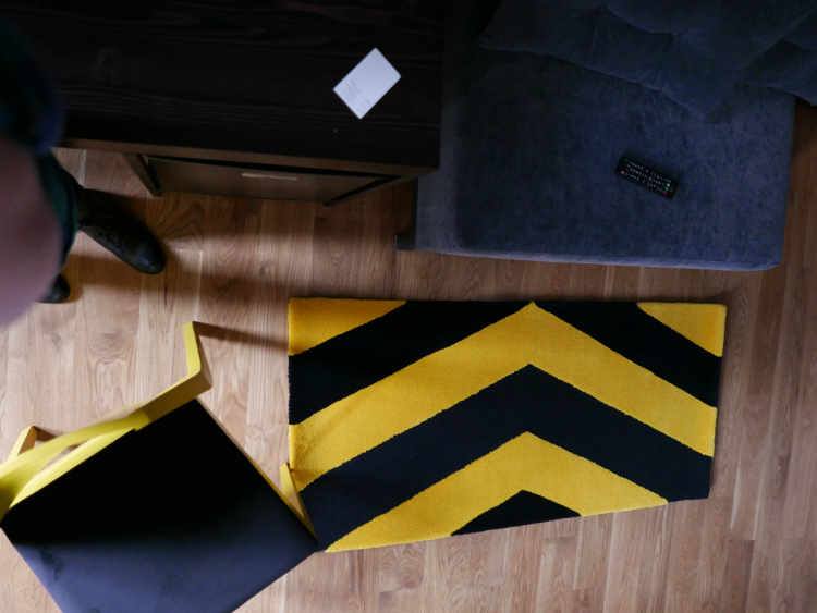 dywanik w czarno-żółte pasy