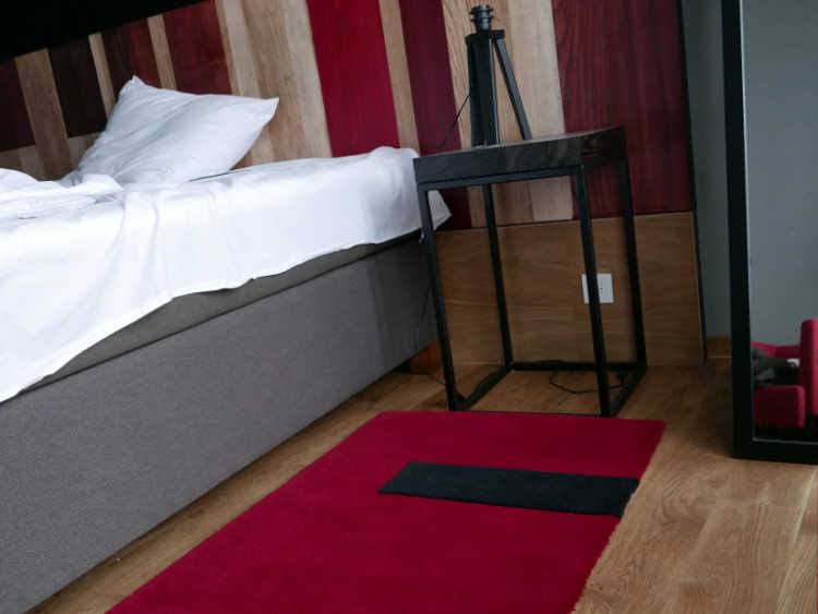 sypialnia z czerwonym dywanem
