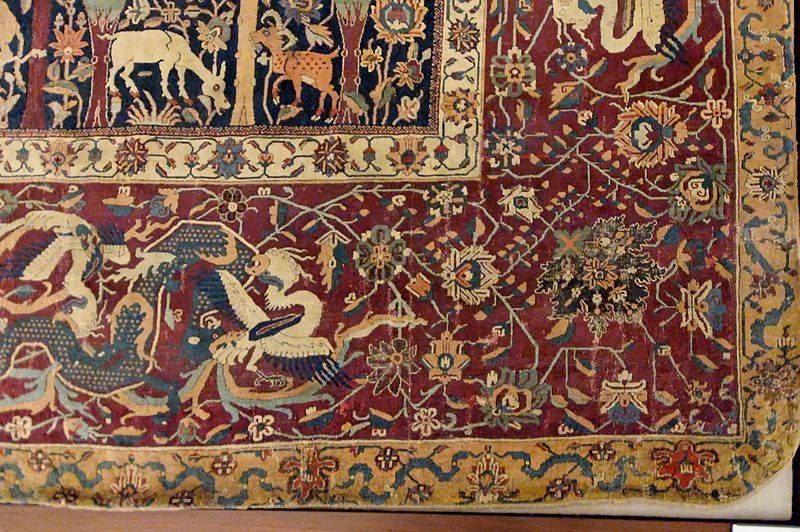 fragment ukazujący detal ornamentalnego dywanu