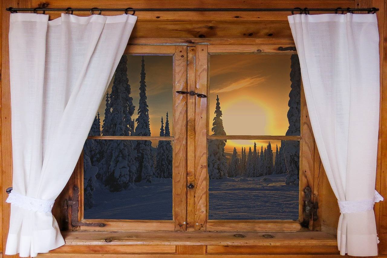 drewniane okno z odbijającym się zimowym krajobrazem