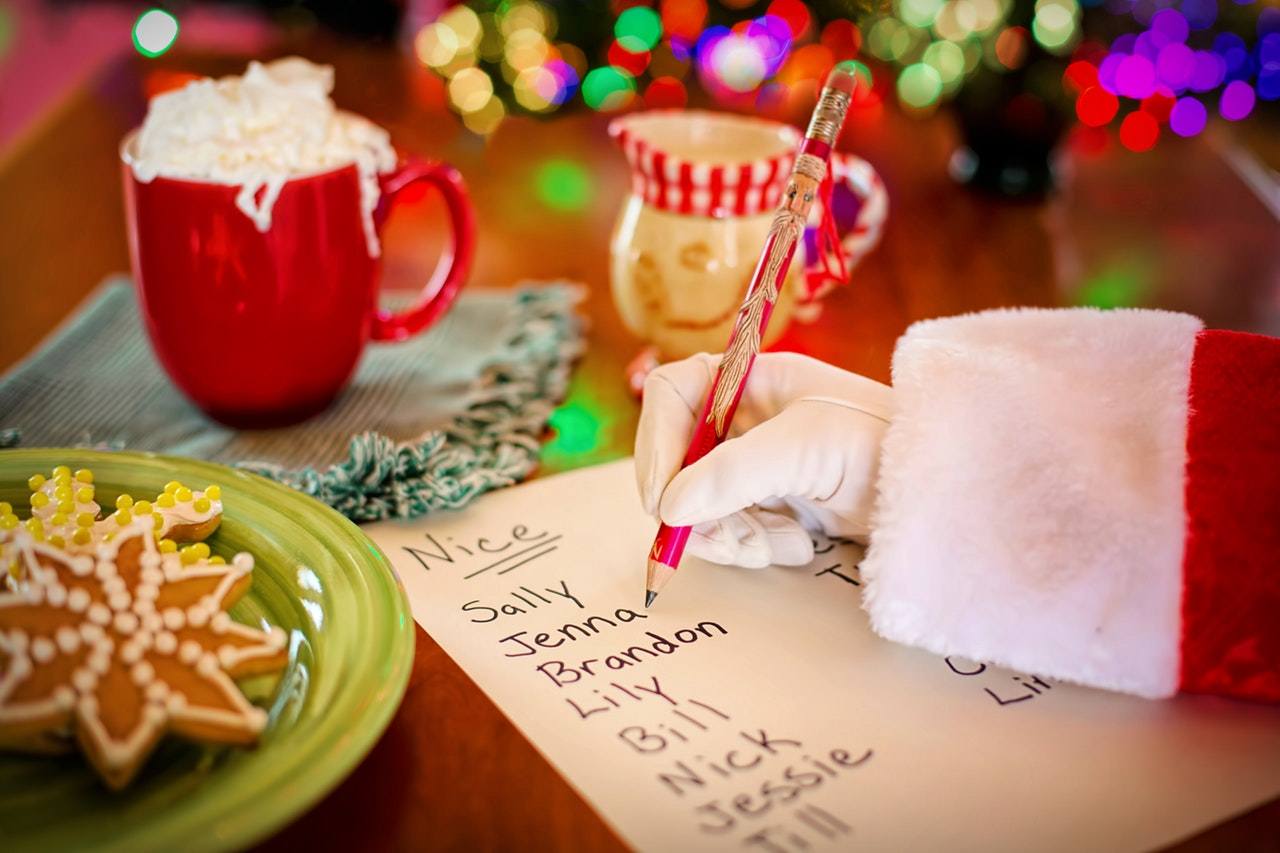 święty Mikołaj piszący listę grzecznych dzieci