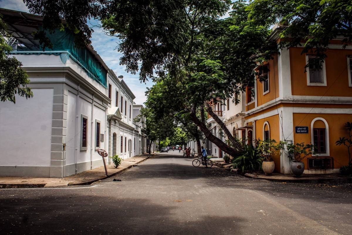 ulica z budynkami w stylu kolonialnym