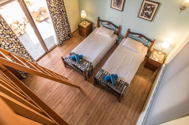 sypialnia z naturalną drewnianą podłogą