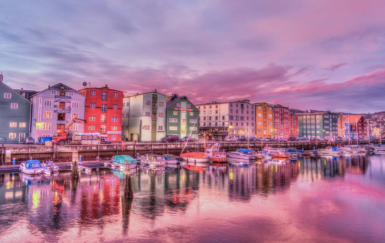 kolorowe budynki i łodzie w skandynawskim miasteczku 