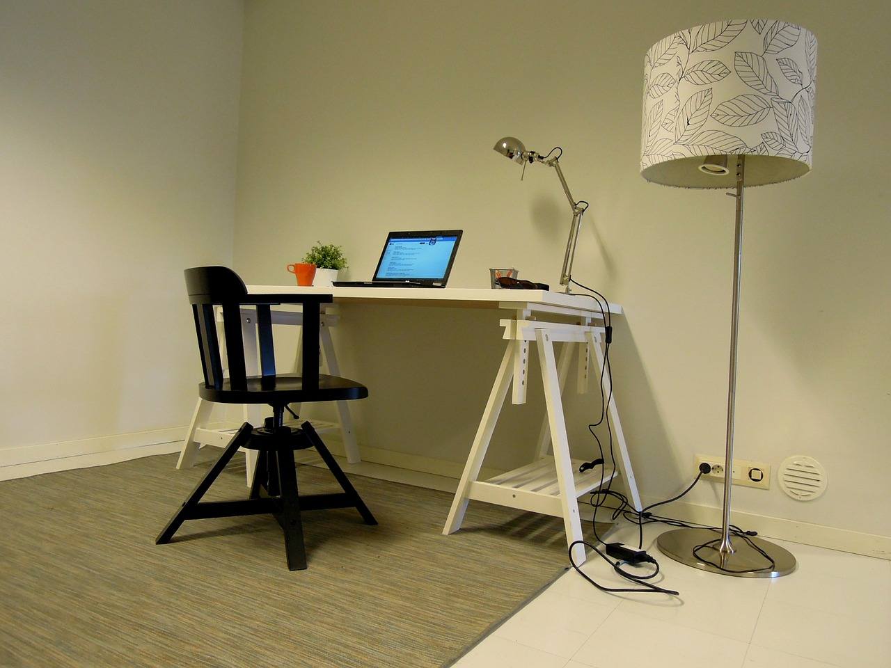 białe drewniane biurko i gładki dywan