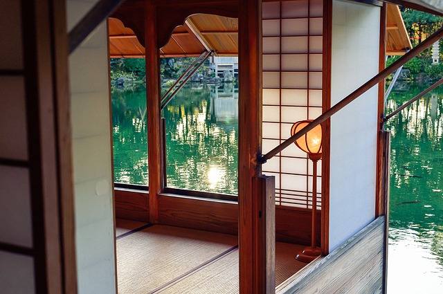 japoński domek z dużymi oknami przy jeziorze