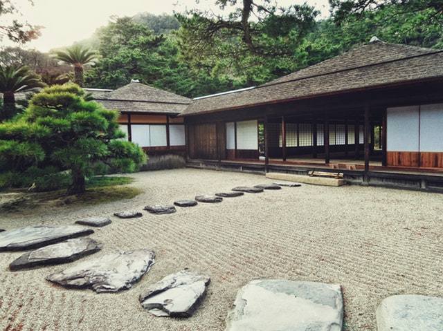 Japoński dom z ogrodem