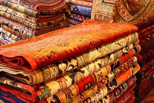 perskie dywany ułożone w kostkę