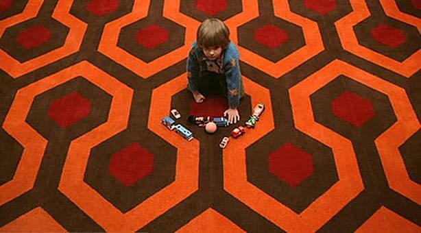 chłopiec bawiący się na dywanie