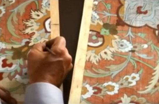 projektant malujący wzór dywanu