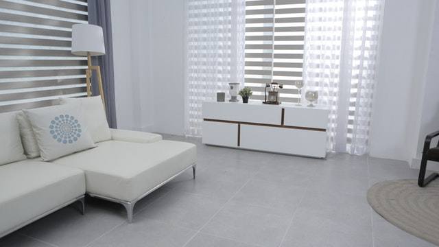 biały salon w minimalistycnzym stylu