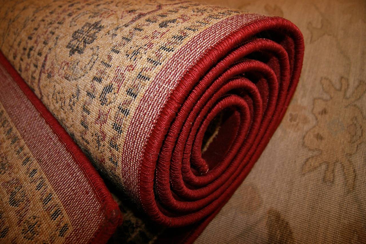 zwinięty czerwony dywan turecki