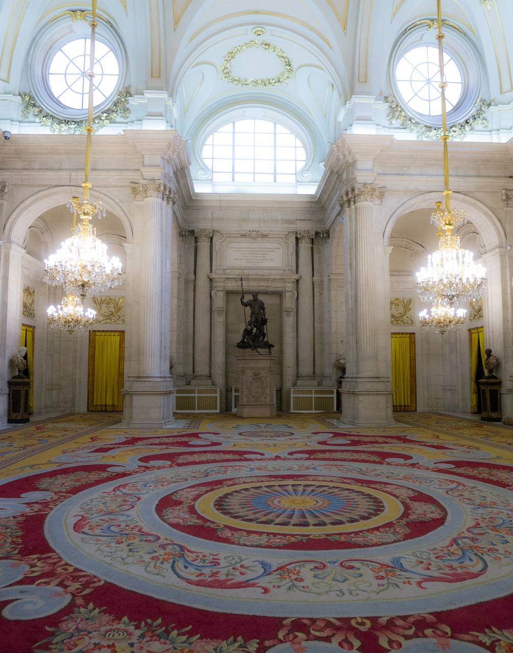 wnętrze pałacu z dużym dywanem z motywem rozety