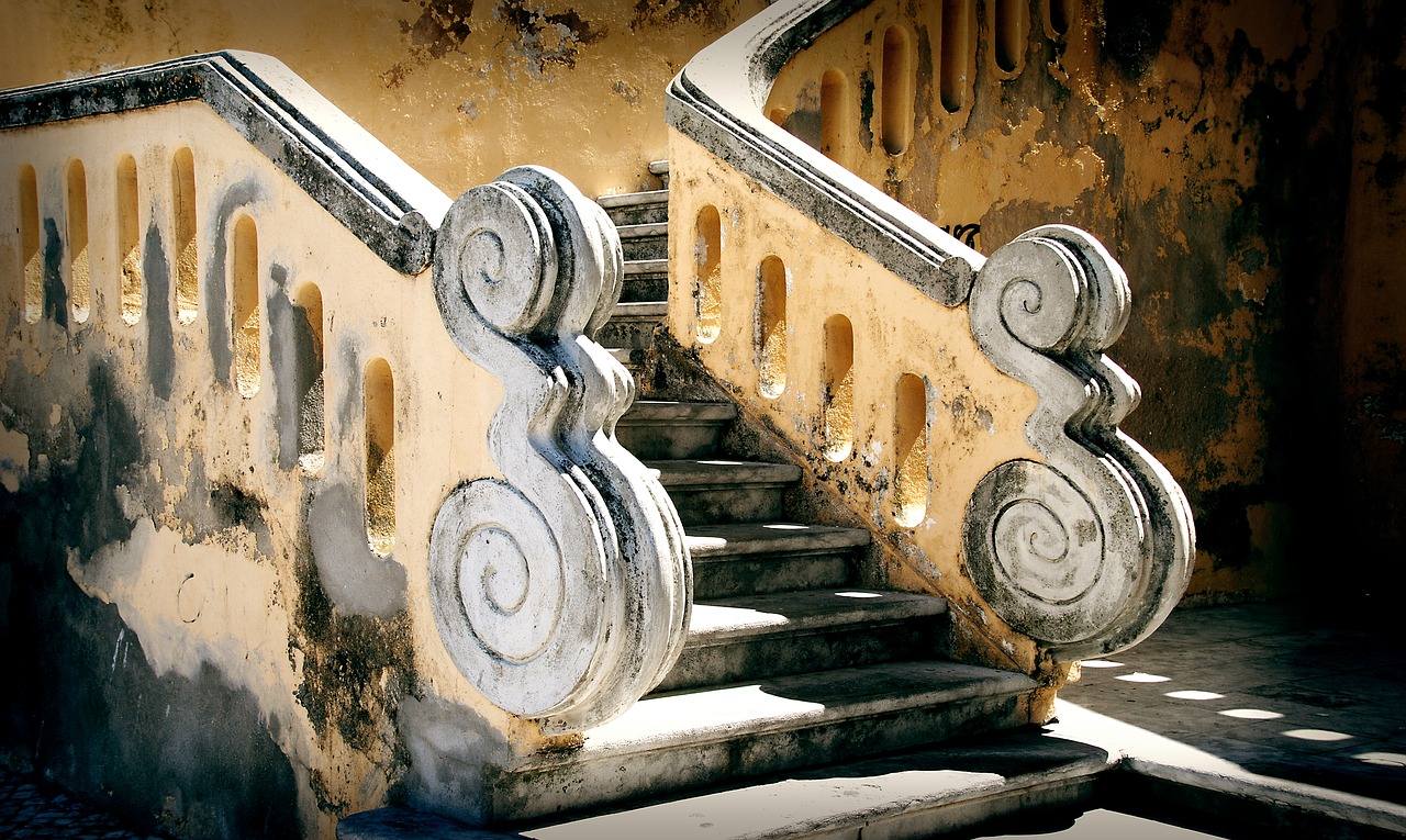 kamienne schody z ozdobną kamienną balustradą