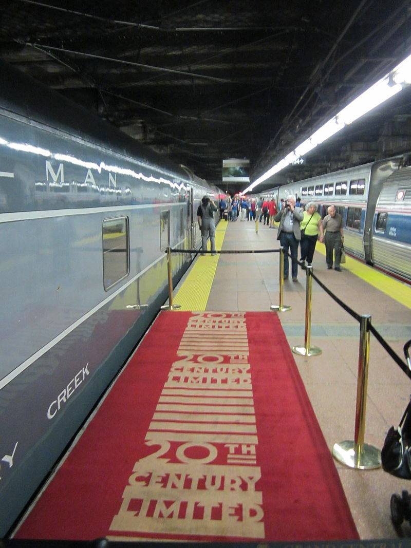 czerwony dywan przy pociągu na stacji kolejowej