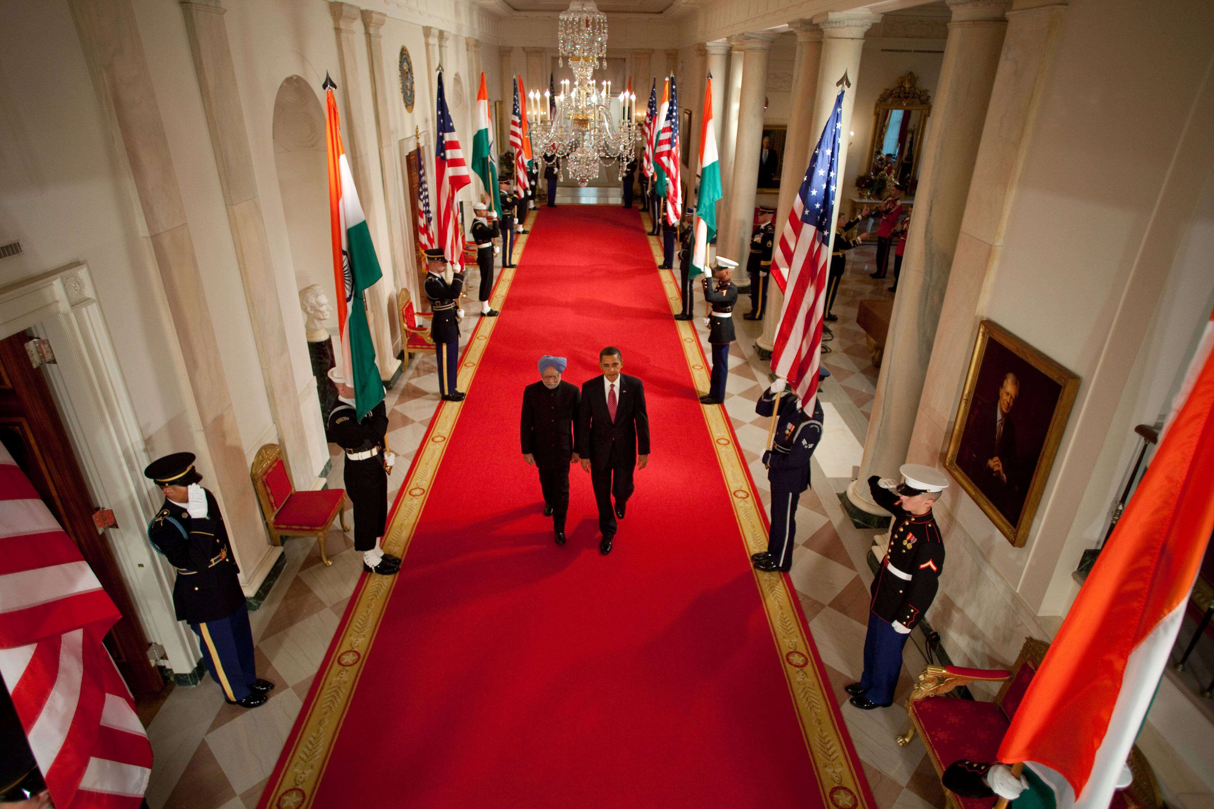 prezydent Barack Obama z ministrem Manmohan Singh na czerwonym dywanie