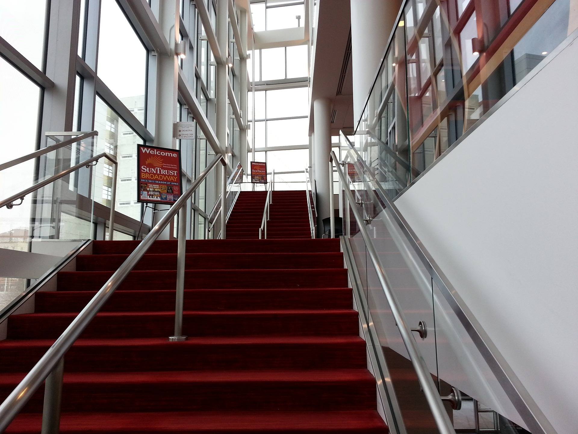czerwony dywan na schodach we wnętrzu budynku