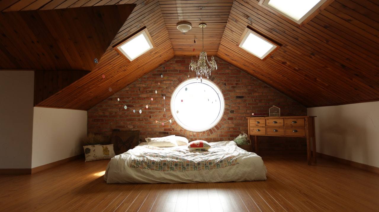 Sypialnia w drewnie na poddaszu